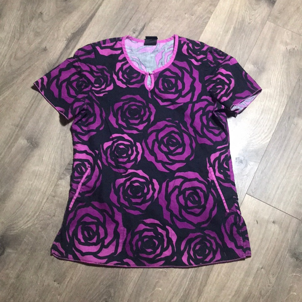 💜4/$10 3/$8 Purple black rose print scrub top